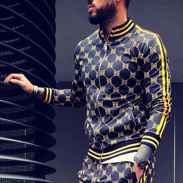 Herrsportdräkt i slitstark polyester med modernt rutmönster i flera färger, slim fit för sport och fritid.