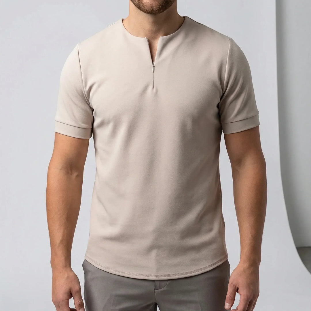 Herr t-shirt med dragkedja för enkel vardagsstil. Kortärmad och bekväm för fritid och moderna herrkläder.