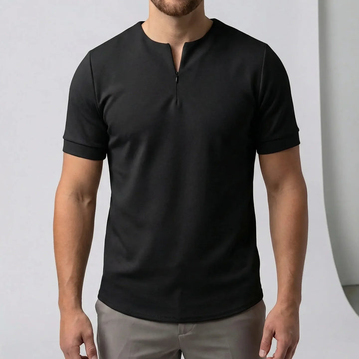 Herr t-shirt Zac med kort ärm och dragkedja. Bekväm och stilren för både fritid och vardag. Modern passform.