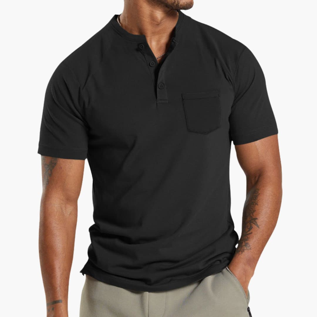 Bekväm herr Henley-t-shirt med bröstficka. Perfekt basplagg för casual vår- och sommardagar.