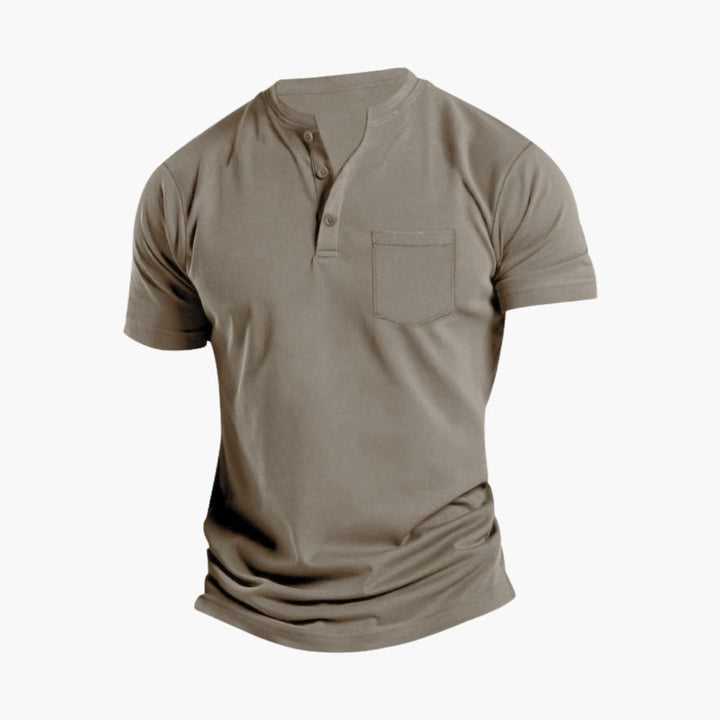 Herr T-shirt med Henley-hals och diskret bröstficka. Maskulin, bekväm stil för casual tillfällen.