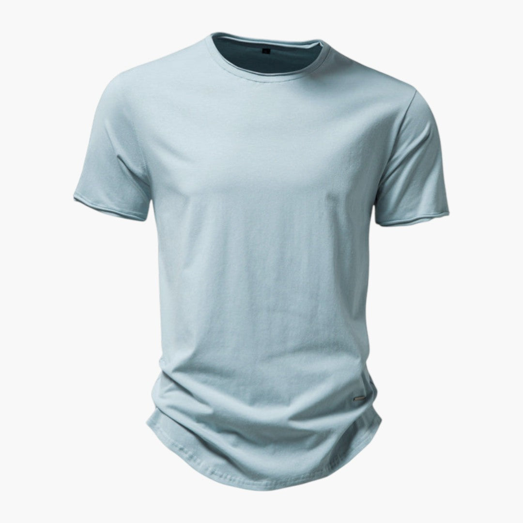 Herr T-shirt med rund hals, korta ärmar. Bekvämt basplagg för ledig vardagsstil, perfekt för sommar.