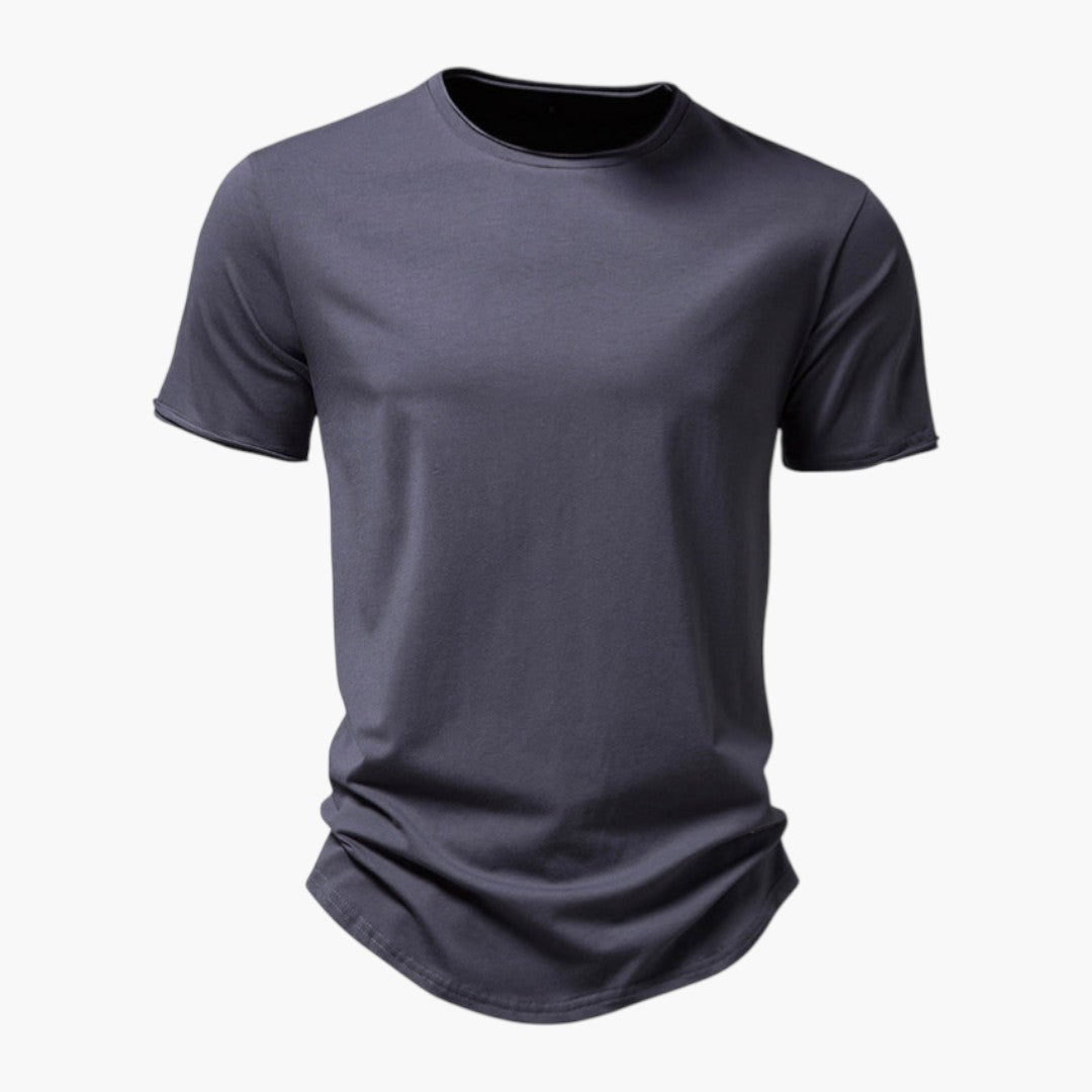 Stilren herr t-shirt med rund hals och korta ärmar. Mångsidigt basplagg för bekväm vardagslook.