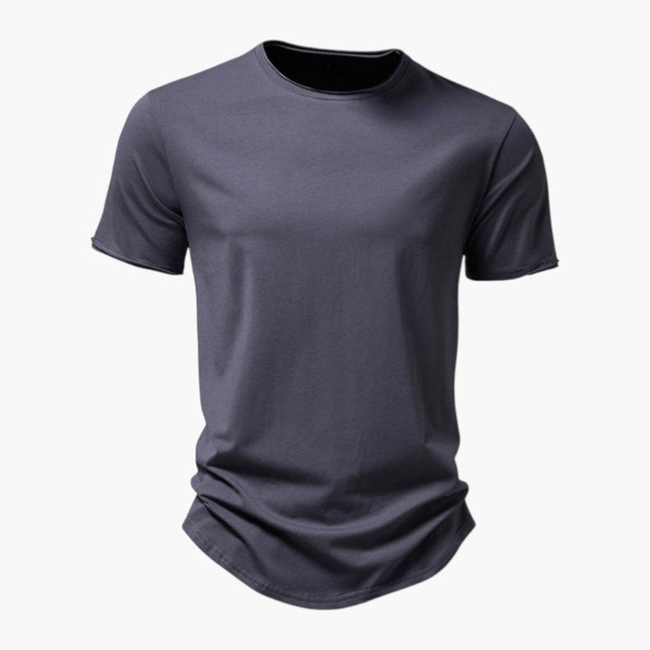 Stilren herr t-shirt med rund hals och korta ärmar. Mångsidigt basplagg för bekväm vardagslook.
