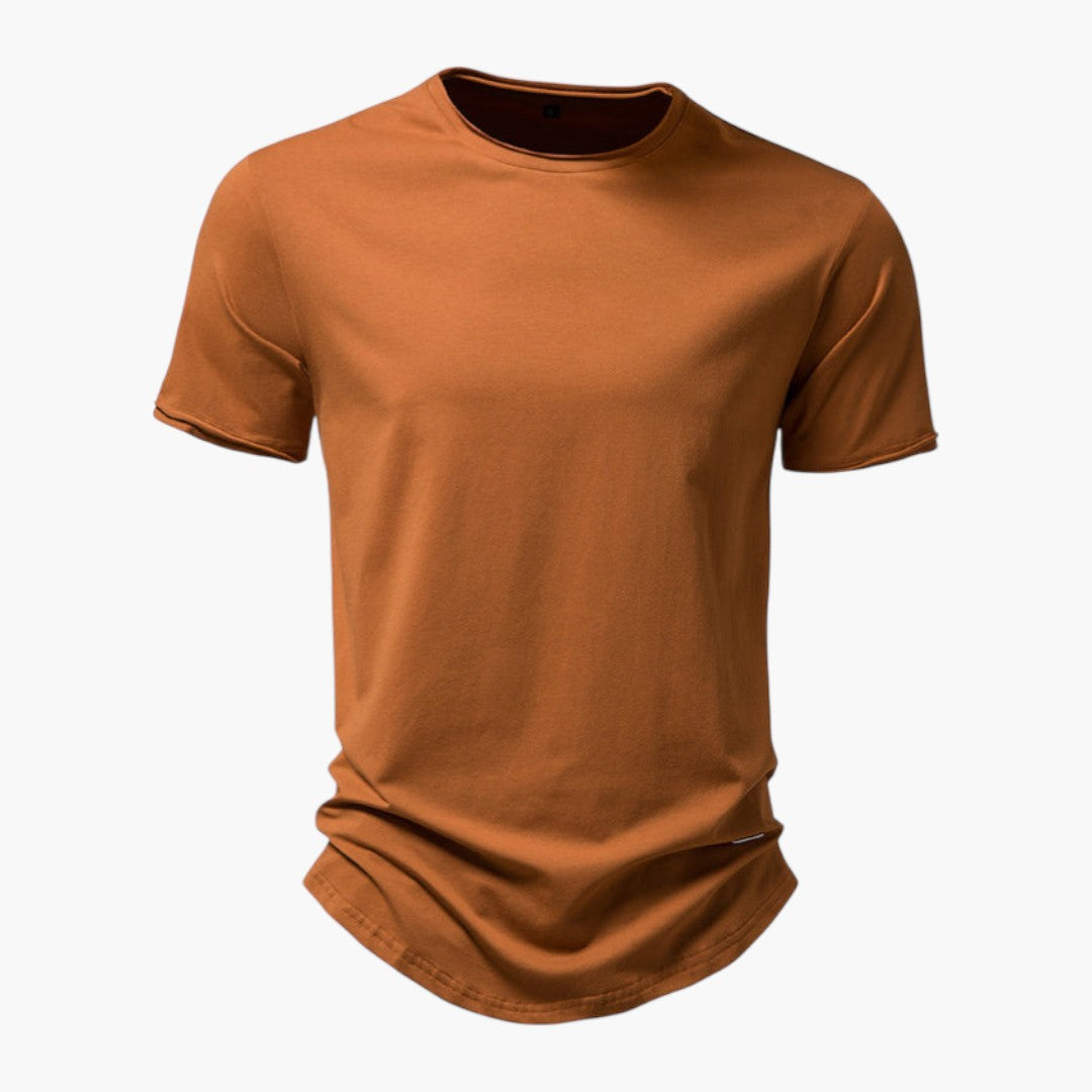 Bekväm herr t-shirt, rund hals, korta ärmar. Idealiskt basplagg för en ledig vardagsstil. Herrkläder sommar.
