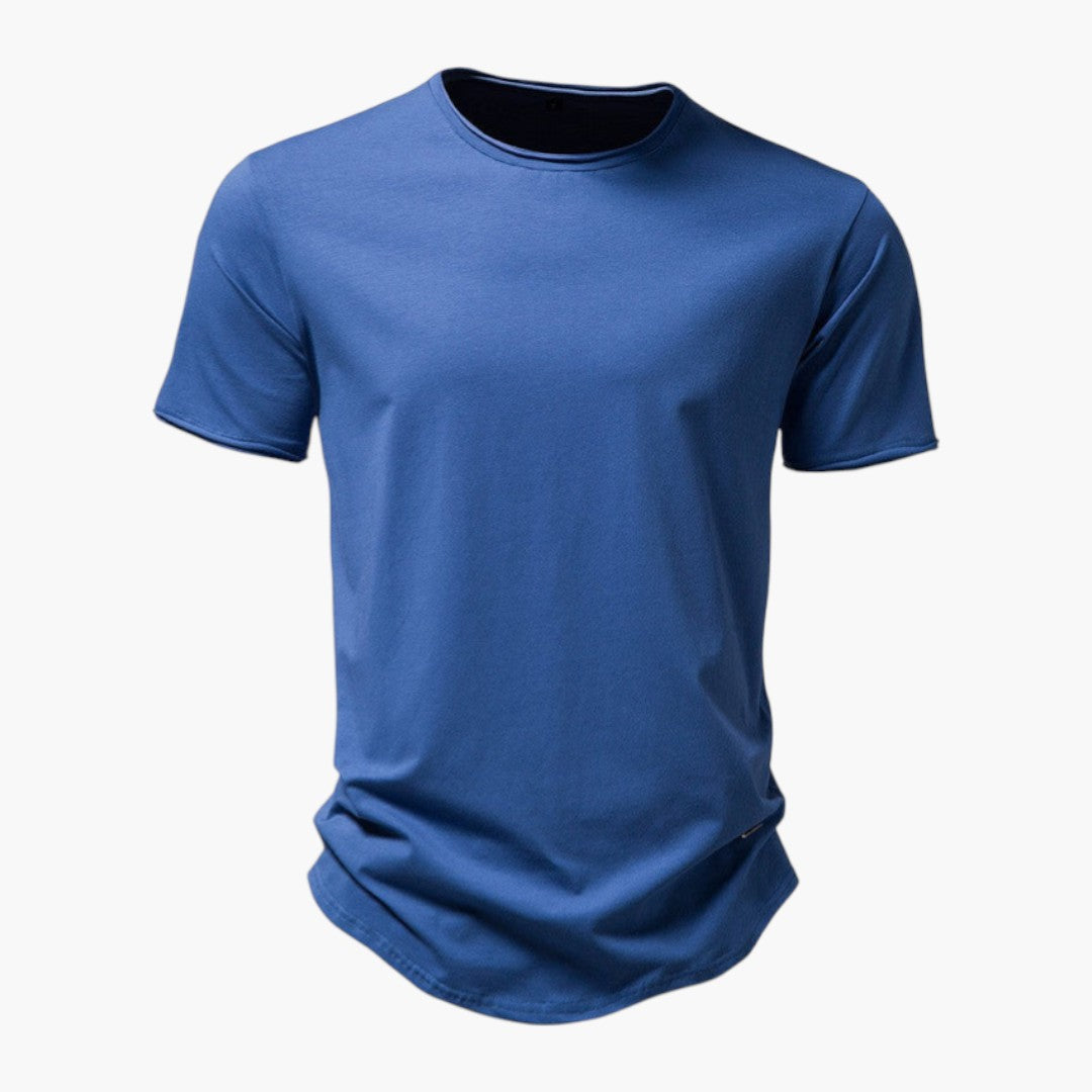 Klassisk herr t-shirt med rund hals och korta ärmar. Ett mångsidigt basplagg för vardagskomfort.