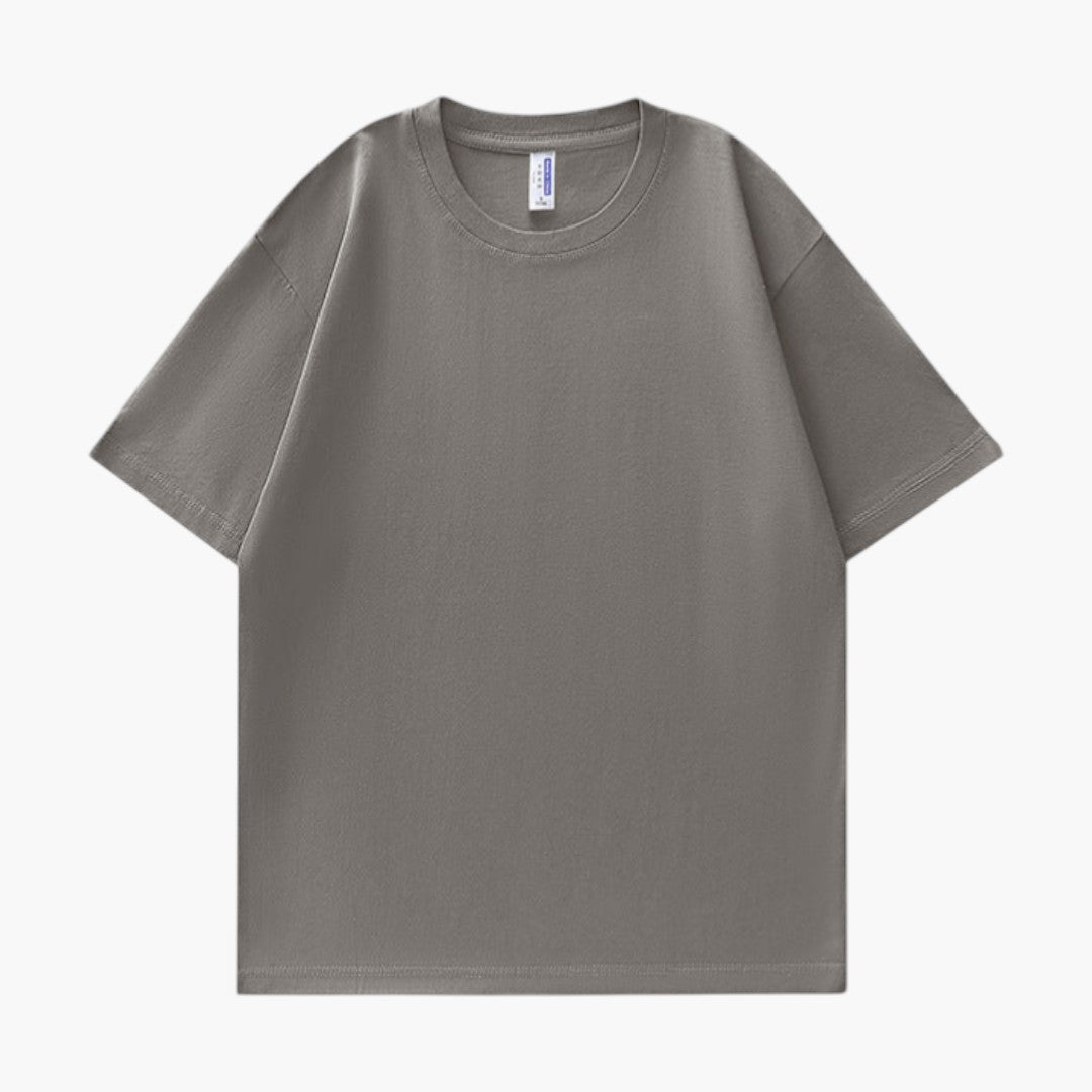 Man bär en enfärgad herr t-shirt med rund hals och korta ärmar, visar ledig passform för vardagsbruk.