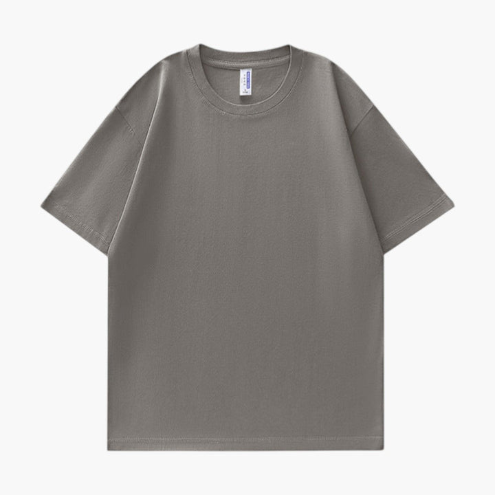 Man bär en enfärgad herr t-shirt med rund hals och korta ärmar, visar ledig passform för vardagsbruk.