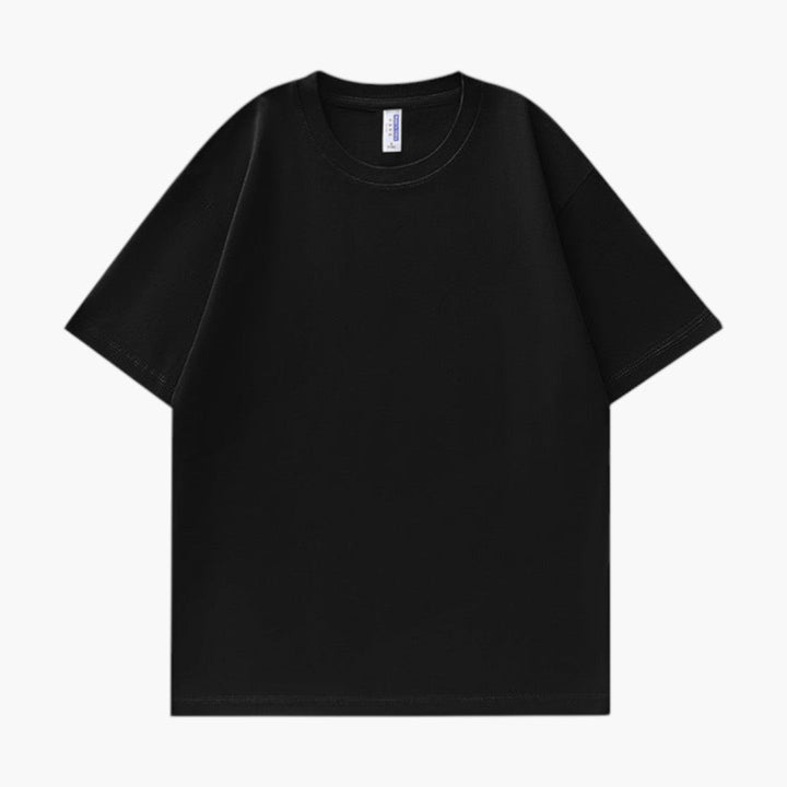 Närbild på en mjuk, bekväm herr t-shirt med rund hals. Idealiskt vardagsplagg för män i sommar.