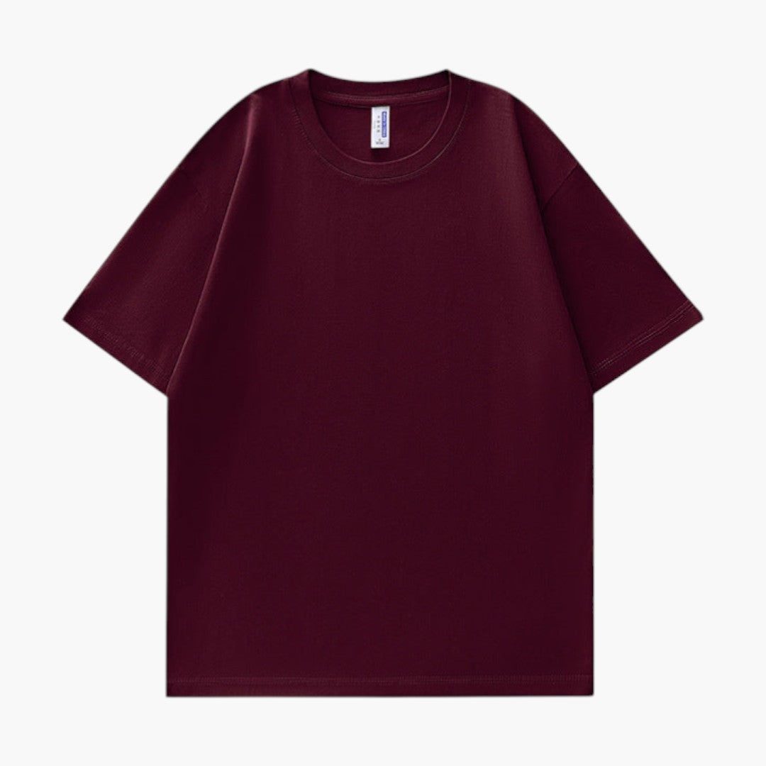 Man rör sig i en bekväm herr t-shirt med rund hals & korta ärmar. Ett mångsidigt basplagg för alla aktiviteter.