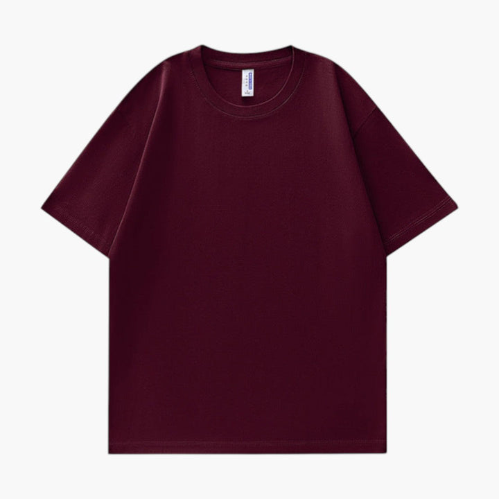 Man rör sig i en bekväm herr t-shirt med rund hals & korta ärmar. Ett mångsidigt basplagg för alla aktiviteter.
