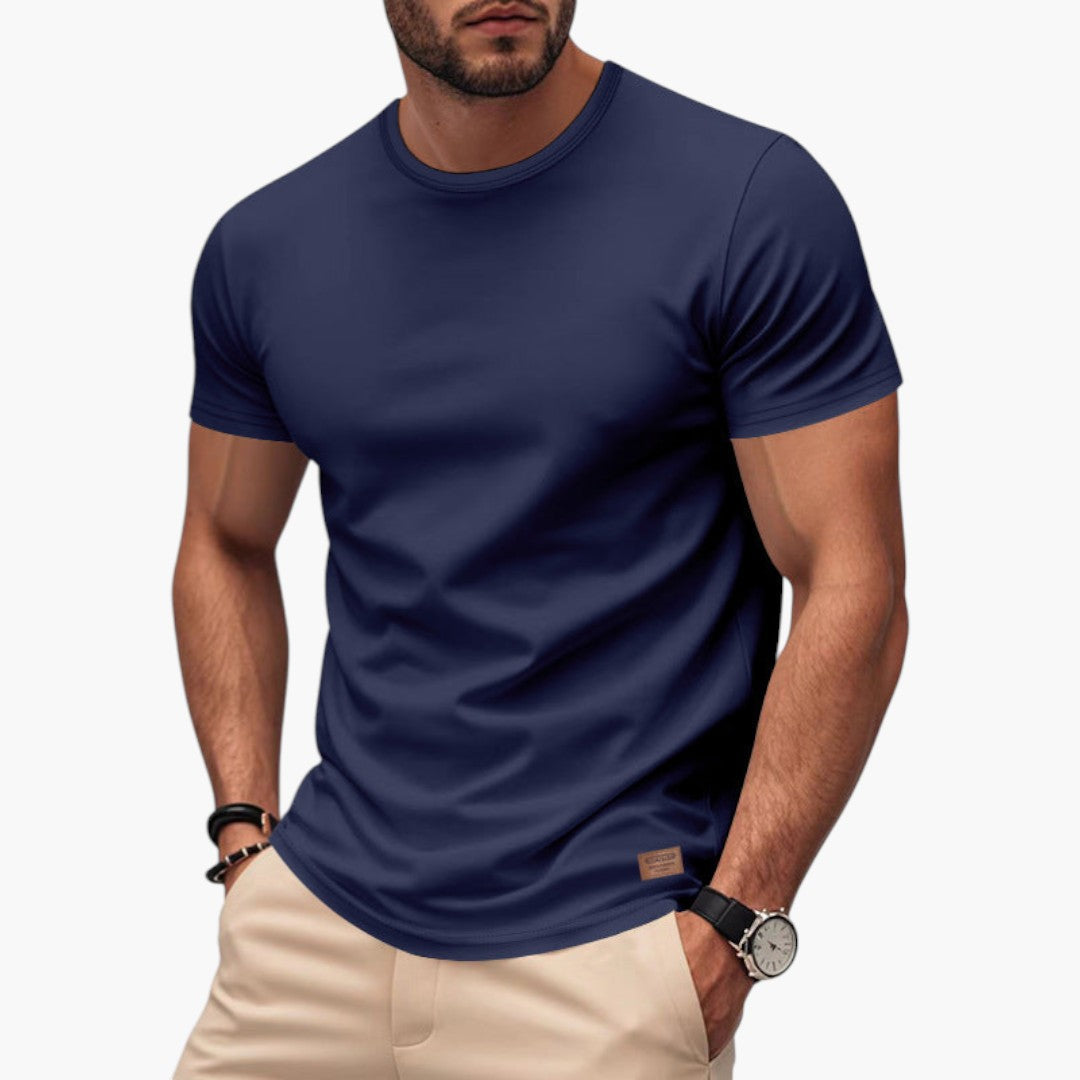 Bekväm herr-T-shirt med rund hals, idealisk för sommar och vardagsbruk. Ett tidlöst basplagg.