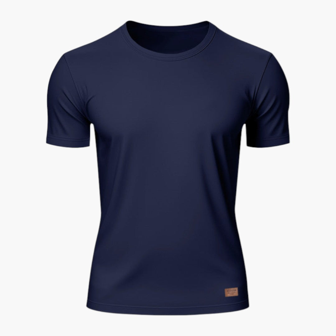 Modell i klassisk herr-T-shirt med rund hals och korta ärmar, för en avslappnad vardagslook.