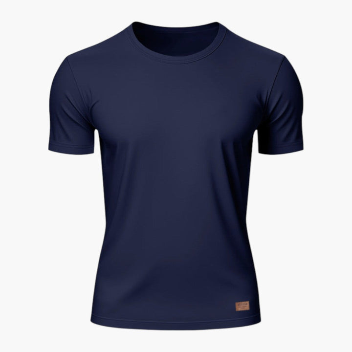 Modell i klassisk herr-T-shirt med rund hals och korta ärmar, för en avslappnad vardagslook.