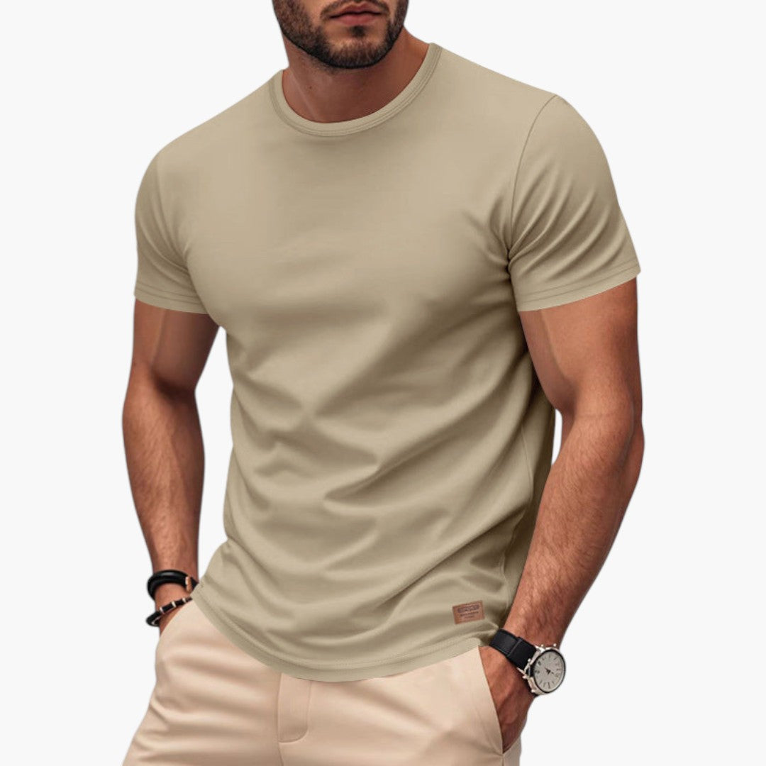 Detaljbild på enfärgad herr-T-shirt med rund hals, visar tygkvalitet. Ett stilrent basplagg.