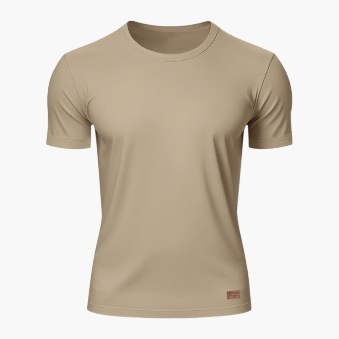 Enfärgad herr-T-shirt med korta ärmar och rund hals. Tidlös design för herrmode och vardagen.