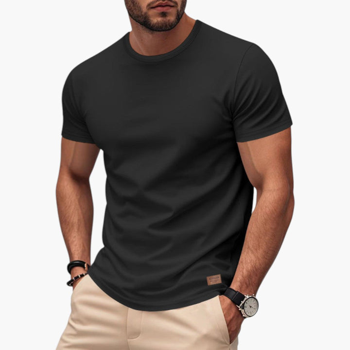 Mångsidig herr-T-shirt med rund hals, korta ärmar. Ett stilrent basplagg för vardagen och sommar.