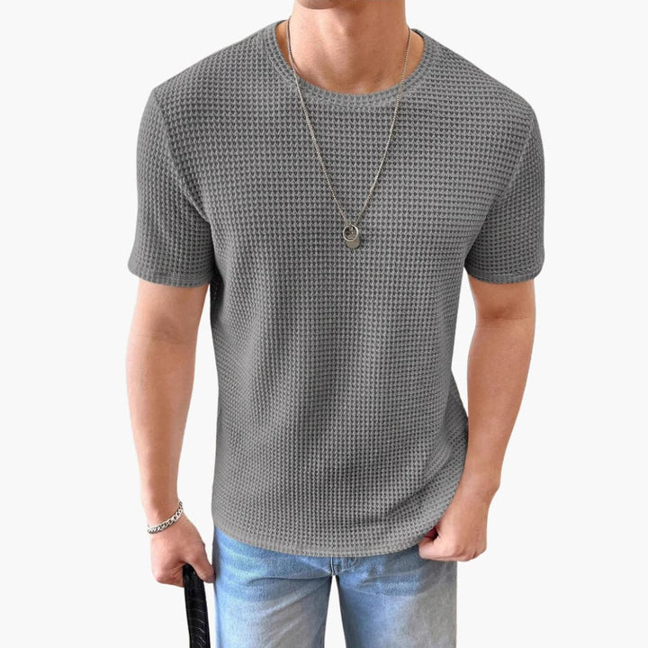 Modern herr T-shirt med rund halsringning och taktil våffelstruktur. Idealiskt kortärmat basplagg.