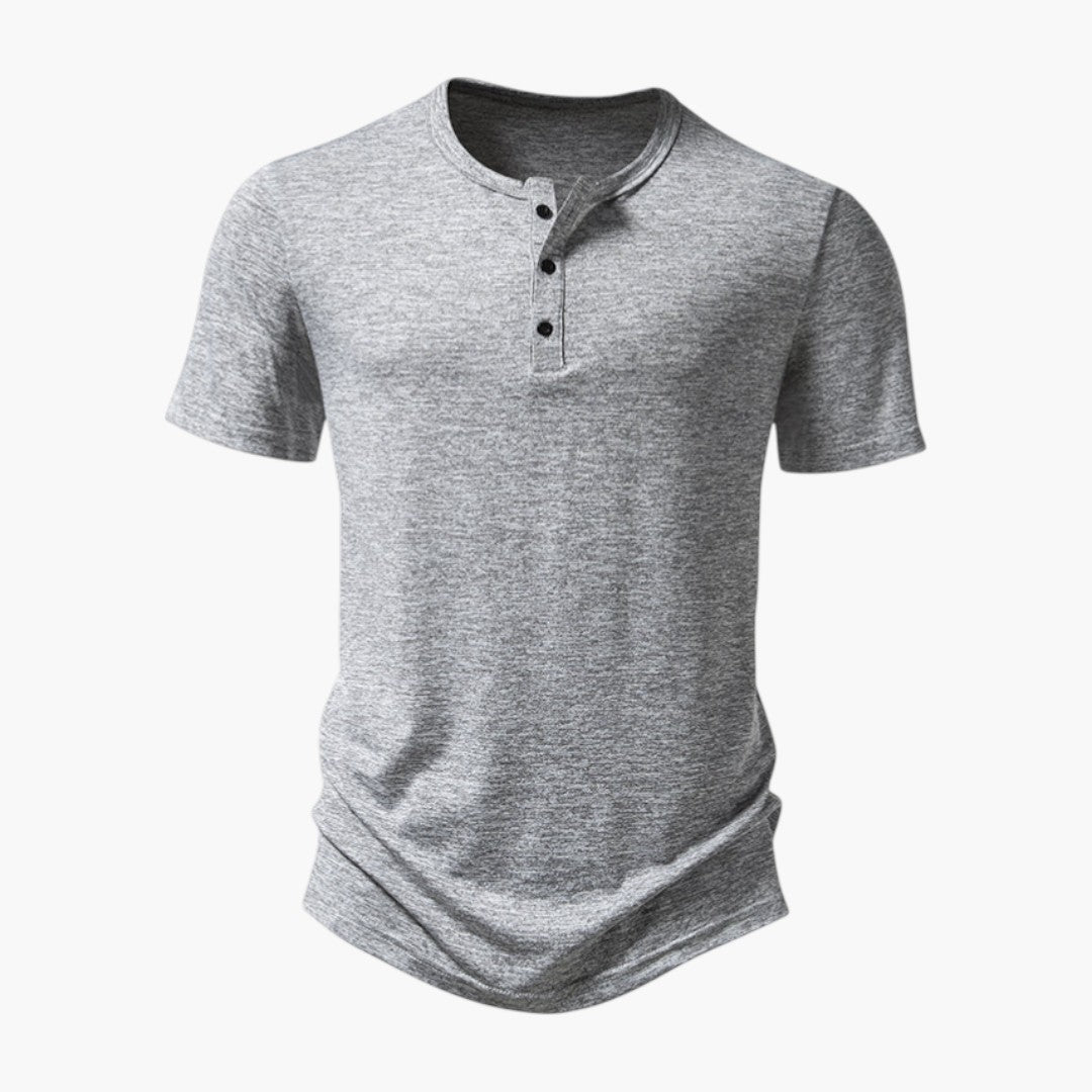 Herr-T-shirt med stilren Henley-hals och kort knappslå. Perfekt basplagg för vardag och sommar.
