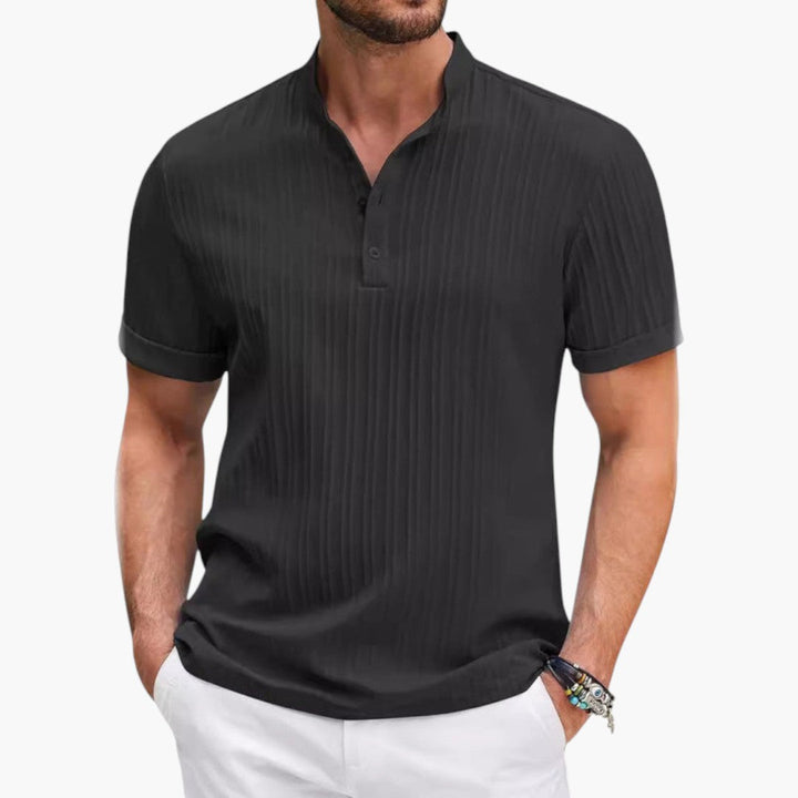 Herr t-shirt med stilren notch-ringning och ribbad design, perfekt för en bekväm vardagsstil.