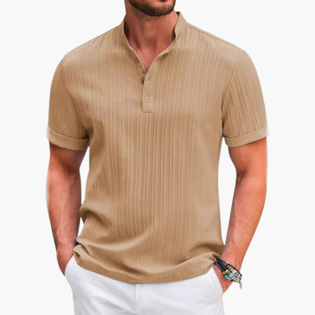 Enfärgad ribbad herr t-shirt med unik notch-ringning. Ett mångsidigt basplagg för fritid.