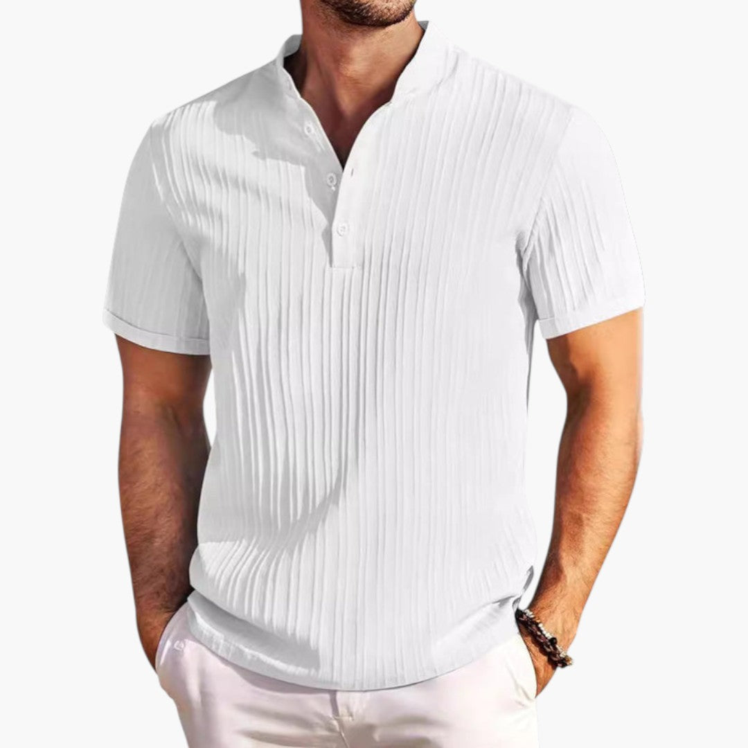 Ribbad herr t-shirt med modern notch-ringning, perfekt för avslappnad vardagsstil och fritid.