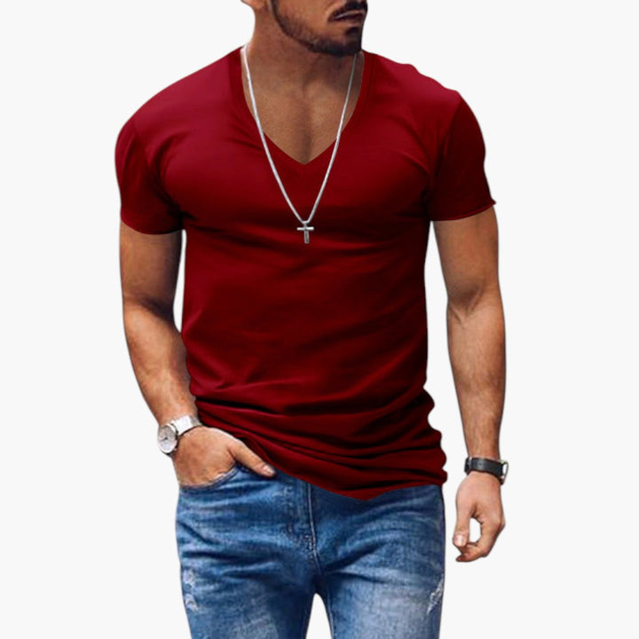 Bekväm herr t-shirt med v-ringning och korta ärmar, ett mjukt basplagg för sommar och vardag.