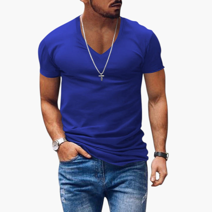 Klassisk herr t-shirt med djup v-ringning, korta ärmar och bekväm passform för alla tillfällen.