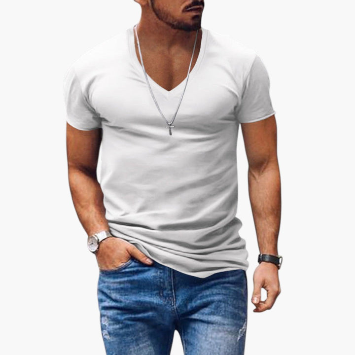 Essential herr t-shirt med v-ringning. Korta ärmar, mjukt material för en tidlös och skön vardagsstil.