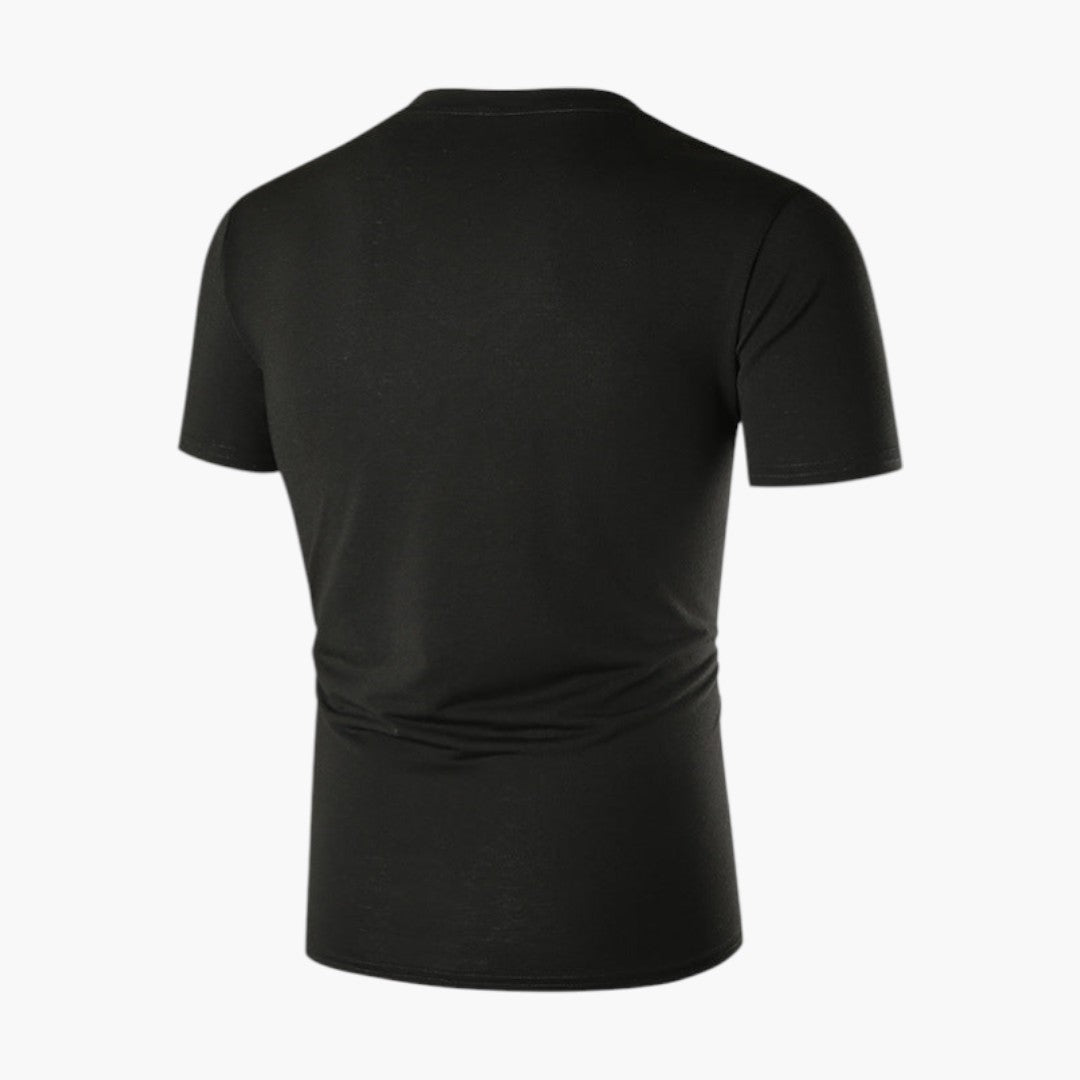 Bekväm kortärmad herr t-shirt med v-ringning, bröstficka. Enfärgad och stilren för vardagsbruk.