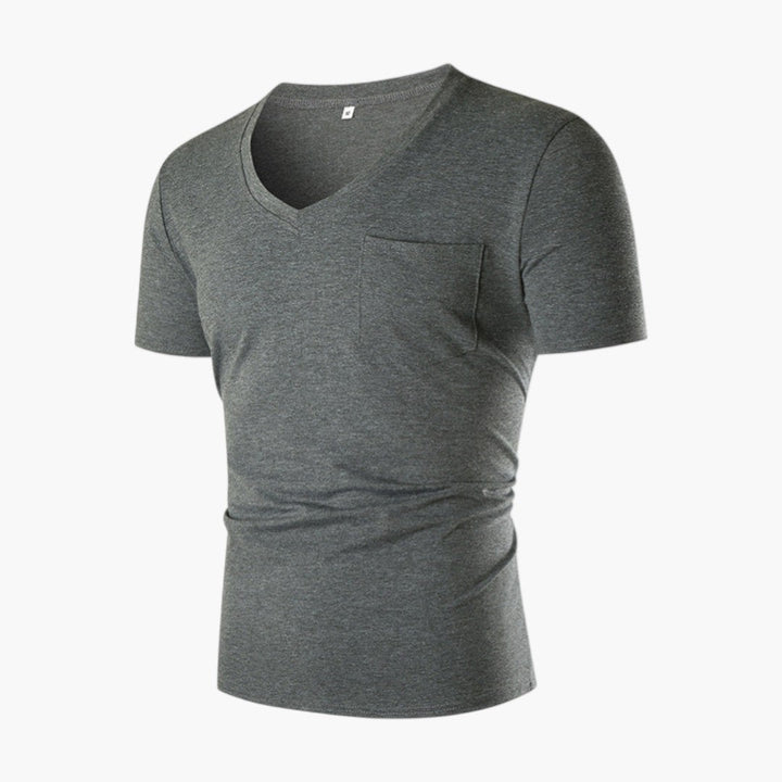 Enfärgad herr t-shirt, v-ringad med bröstficka. Kortärmad och bekväm för vardagsstil.