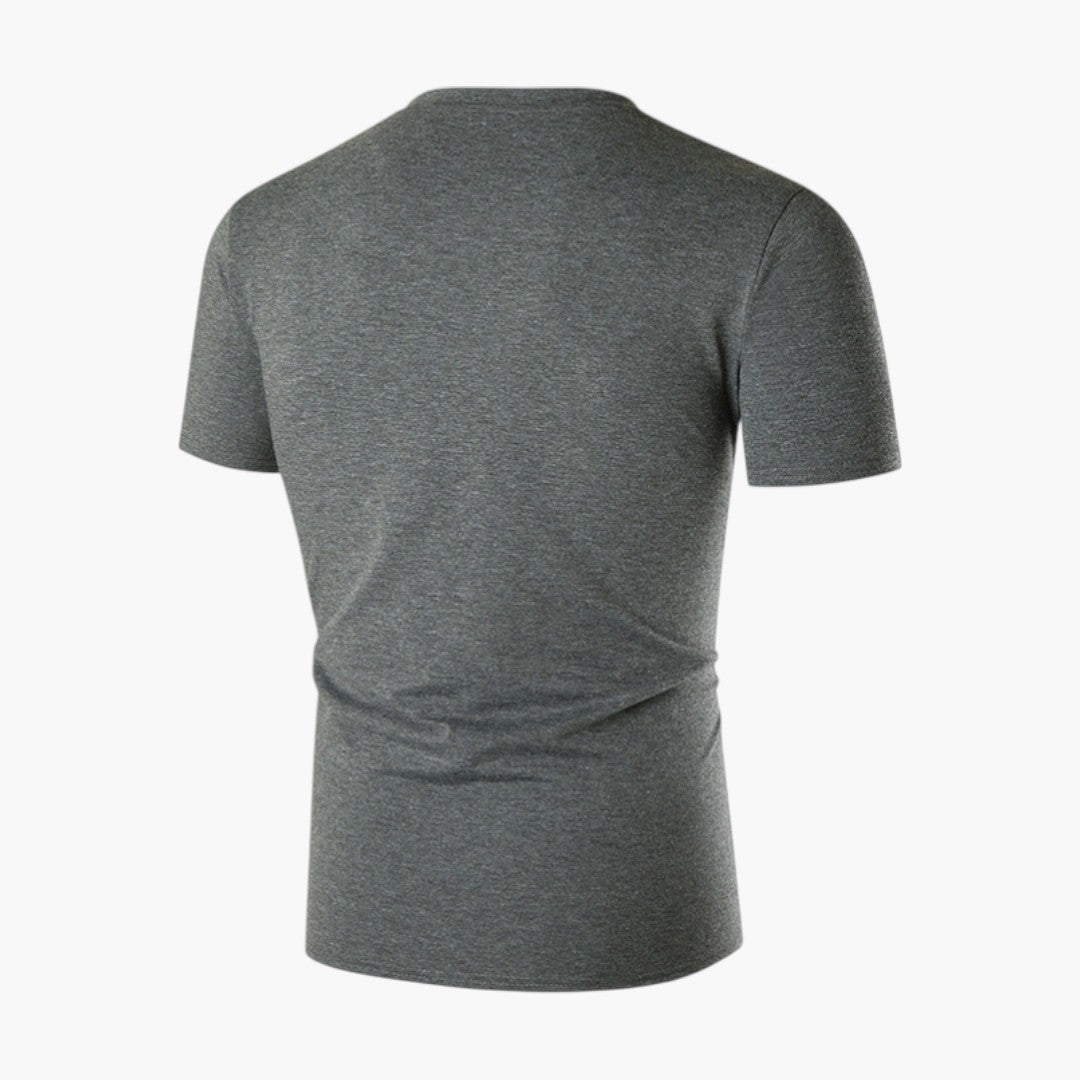 Klassisk herr t-shirt med v-ringning, en bröstficka och kort ärm. Enfärgad och perfekt för vardagen.