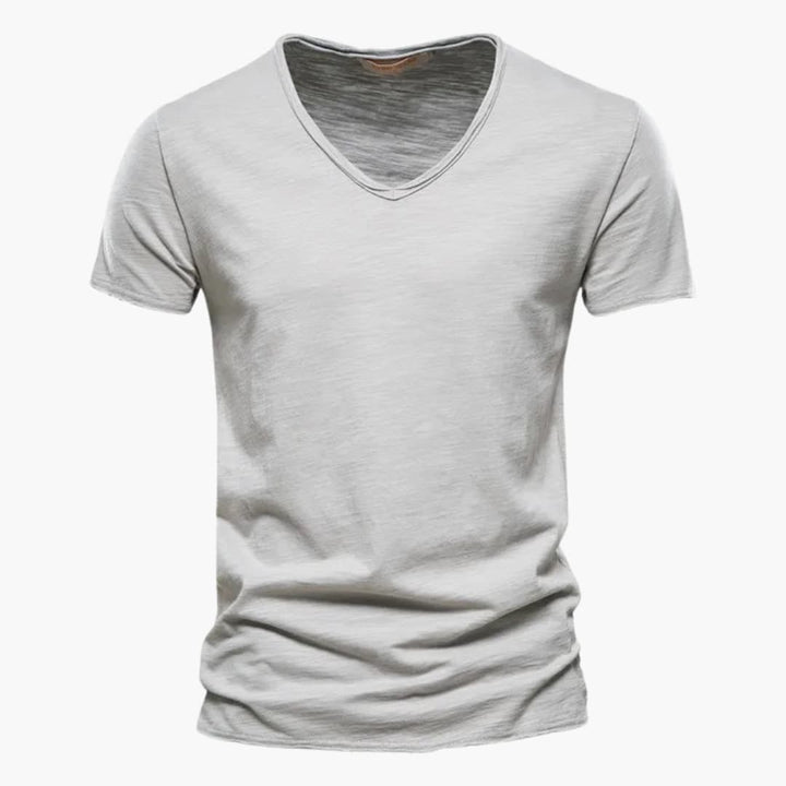 Snygg herr V-ringad t-shirt med korta ärmar. Idealiskt sommarplagg för en modern och avslappnad stil.