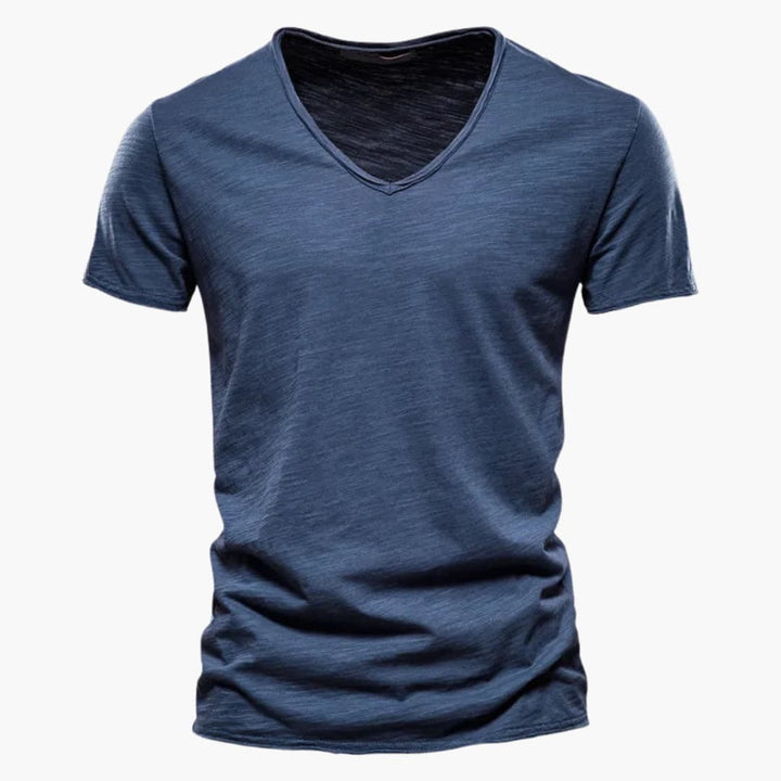 Herr t-shirt med V-ringning och korta ärmar. Ett bekvämt vardagsplagg, enfärgad och stilren.
