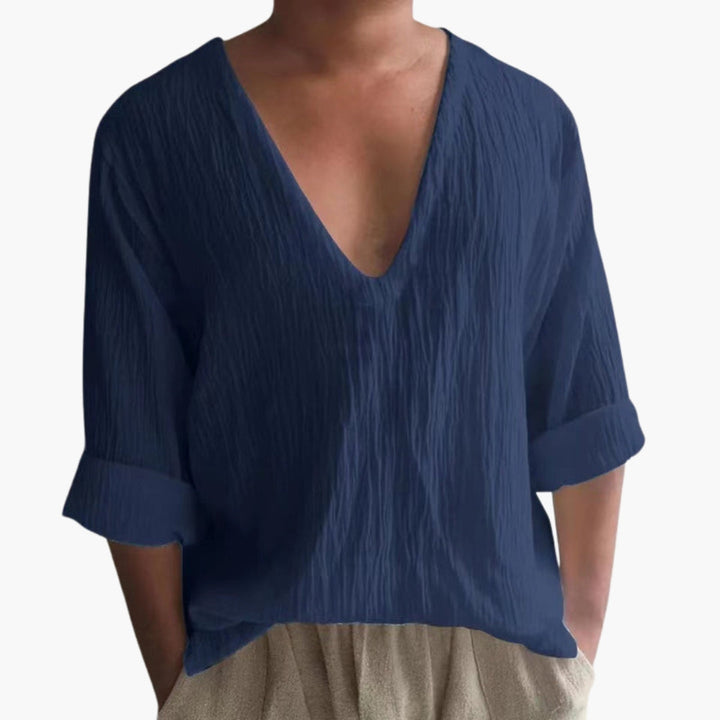 Herr T-shirt med V-ringning och uppvikta ärmslut. Kortärmad, ledig sommartröja för modern vardagsstil.