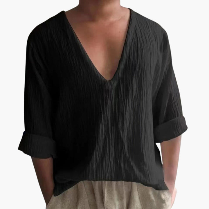 Texturerad herr T-shirt, V-ringad med korta, uppvikta ärmar. Perfekt för ledigt vardagsmode och sommar.