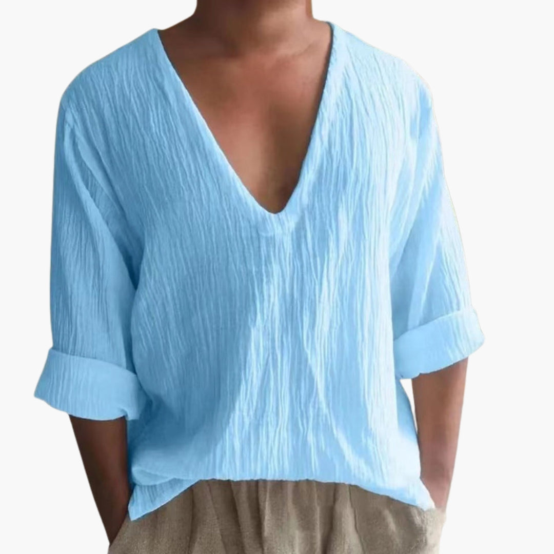 Modern V-ringad herr T-shirt med uppvikta ärmslut. En kortärmad och ledig sommartröja för herrkläder.