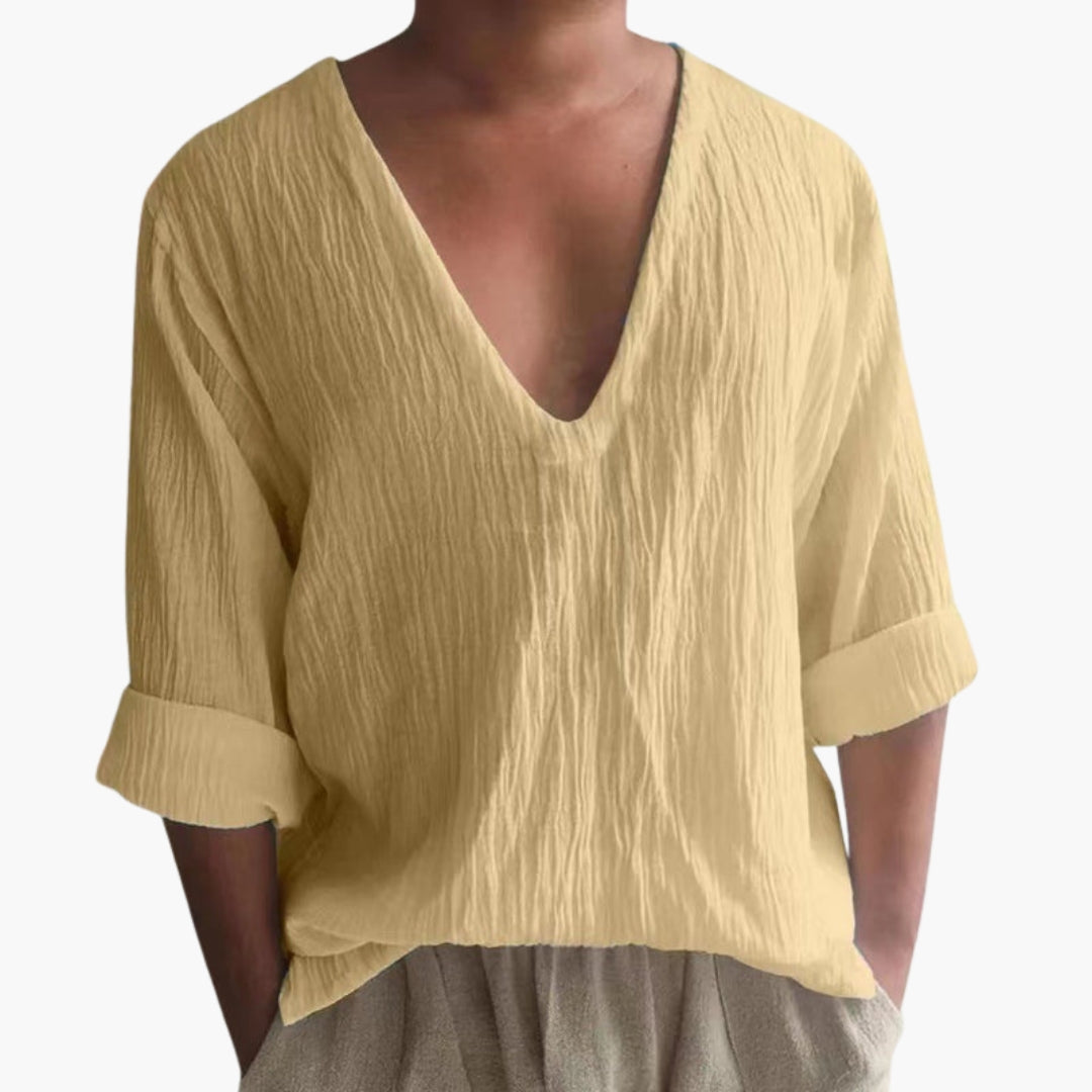 Bekväm V-ringad herr T-shirt med korta, uppvikta ärmar. Lätt och ledig för sommardagar, perfekt vardagsmode.