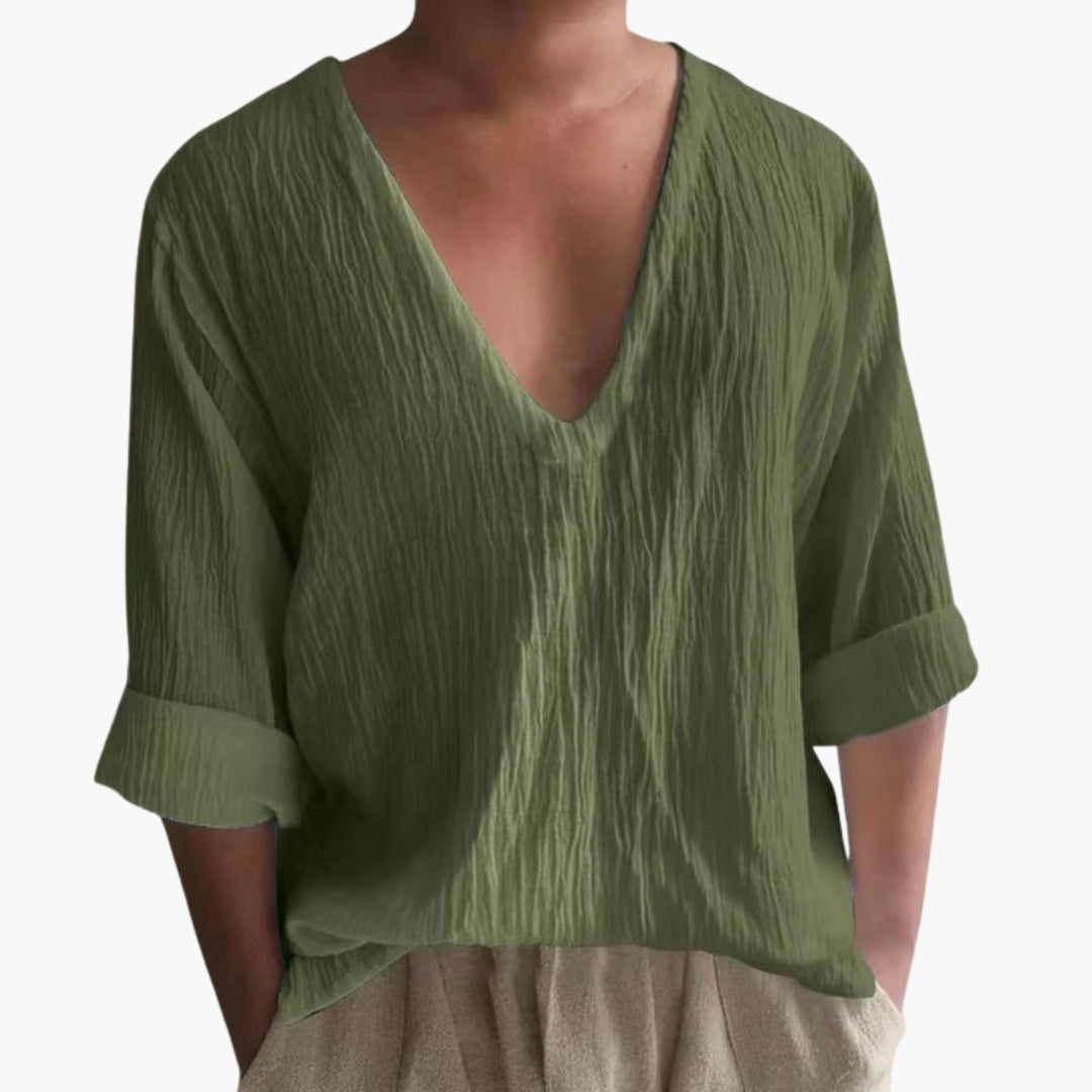Stilren V-ringad herr T-shirt med uppvikta ärmslut. Kortärmad och texturerad, idealisk för modern vardagsstil.
