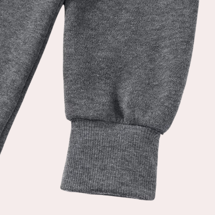 Stilren herr overall, idealisk som myskläder och utomhuskläder mot kyla. Trendig onesie för män.