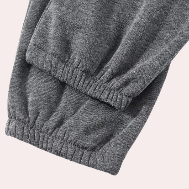 Bekväm herr vinteroverall med huva, designad för optimal värme och skydd mot kyla. Perfekt för fritid.