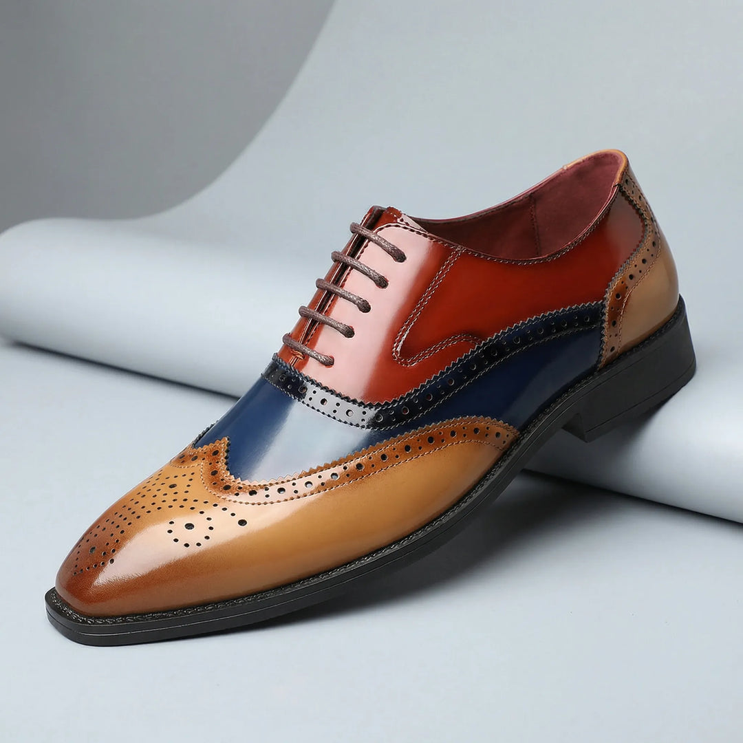 Bruna wingtip brogues för herrar. Eleganta finskor med snörning, tidlösa för formella och klassiska stilar.
