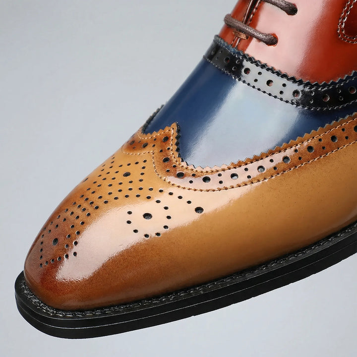 Svarta wingtip brogue herrskor, eleganta snörskor för formella kläder och affärstillfällen. Klassiska finskor.