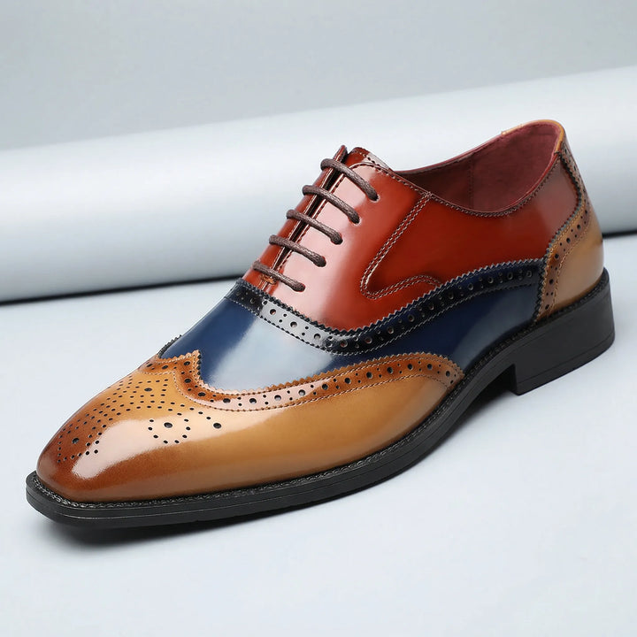 Klassiska wingtip brogue herrskor. Eleganta snörskor som passar både formella tillfällen och stilfullt herrmode.