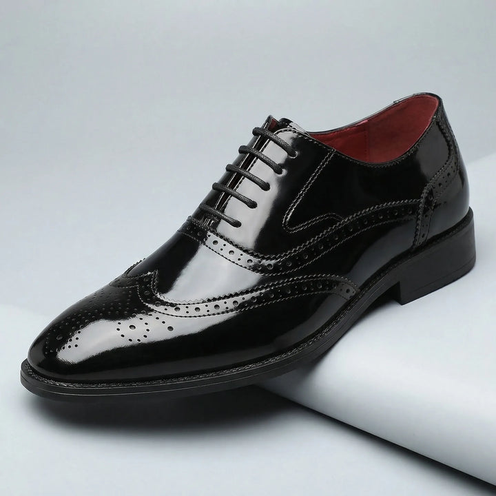 Detaljerade wingtip brogues för herrar i premiumläder. Eleganta snörskor, perfekta som formella finskor.
