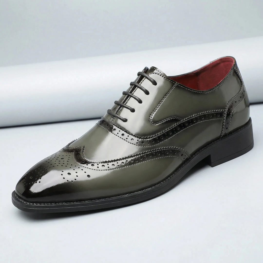 Stilfulla herr wingtip brogues. Tidlösa snörskor för formella tillfällen, eleganta finskor som lyfter herrmodet.