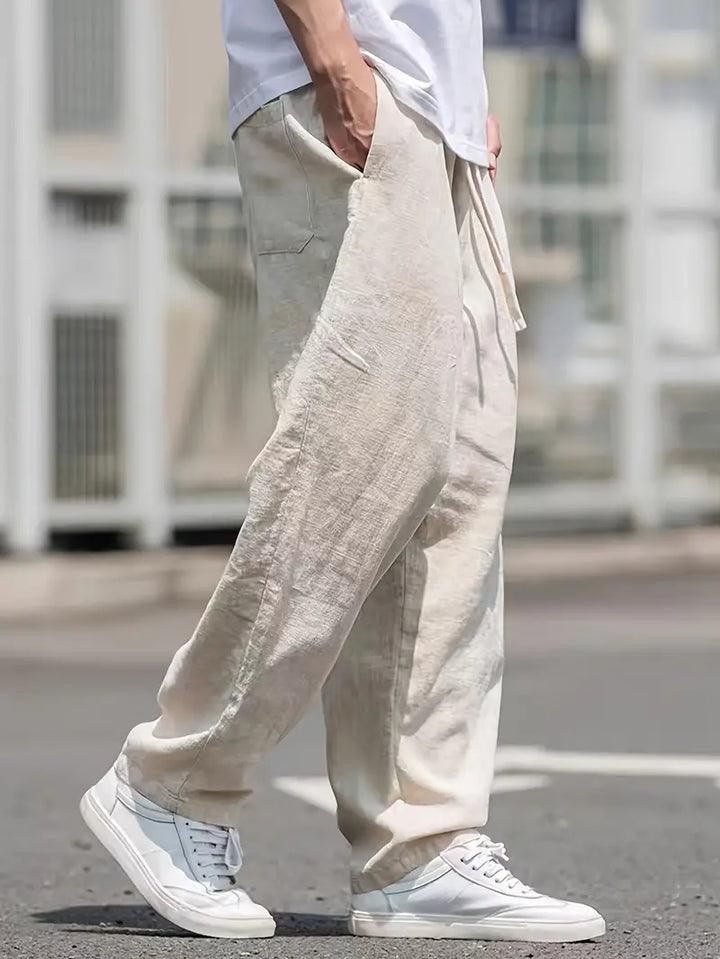 Bekväma herrbyxor med vid passform, perfekta för en avslappnad sommarlook.