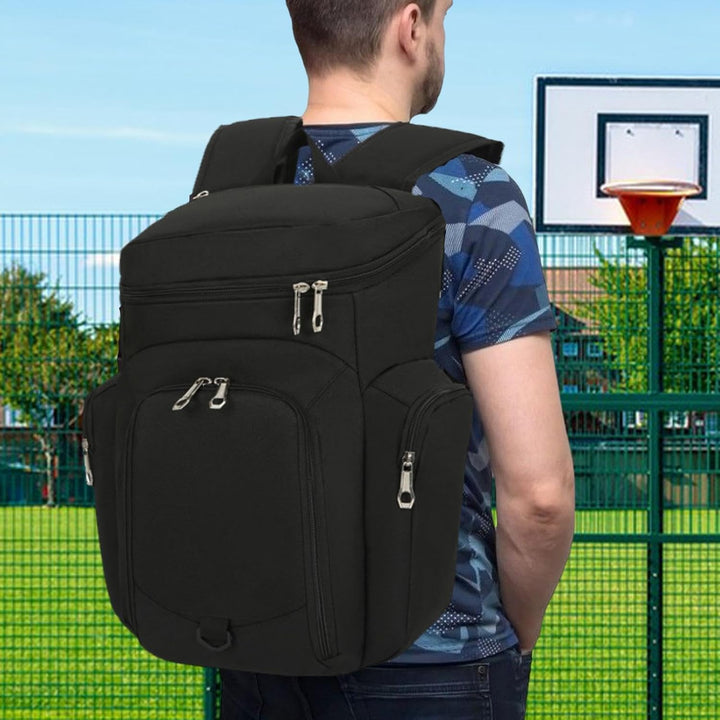 Närbild på den vattentäta botten av en 30L basketryggsäck herr. Skyddar utrustning effektivt.