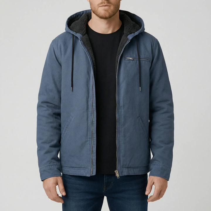Detaljbild: Dragkedja och justerbar huva på grå herrhoodie Luke. Bekväm vardagsjacka för lager på lager.