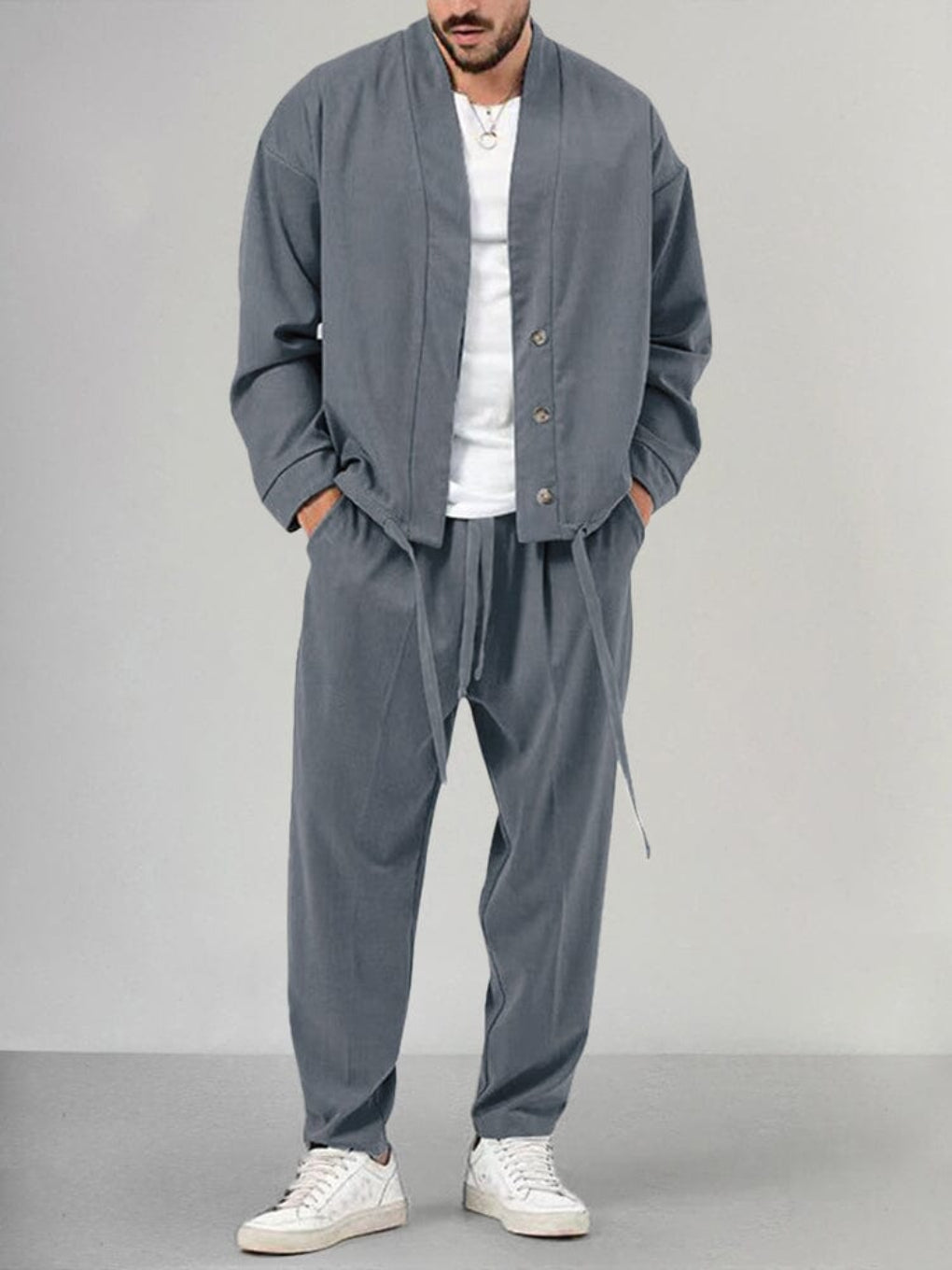 Stilrent herrset Gabriel, tvådelat med matchande tröja och byxor. Modernt för en avslappnad look.